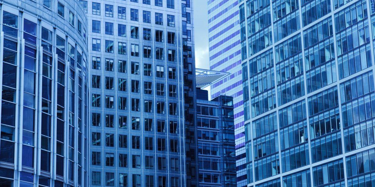 Cristales y vidrios instalados a medida en las ventanas de los diferentes edificios arquitectónicos