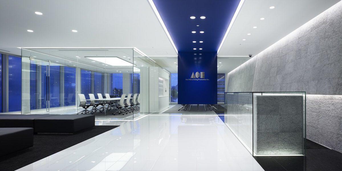 Escaparate de cristal y otras obras arquitectónicas de vidrio diseñados a medida en un edificio