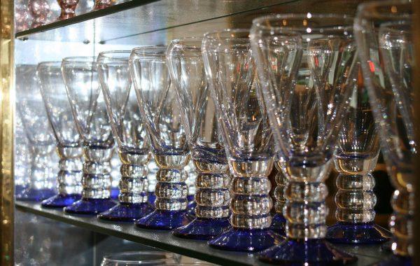 Escaparate de cristal donde se puede apreciar los diferentes objetos de cristal que hay en el escaparate