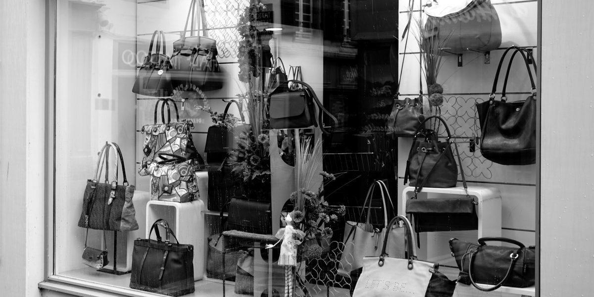 Escaparate de Cristal de una tienda, bolsos y otros complementos de moda situado en Sabadell