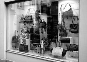 Escaparate de Cristal de una tienda, bolsos y otros complementos de moda situado en Sabadell