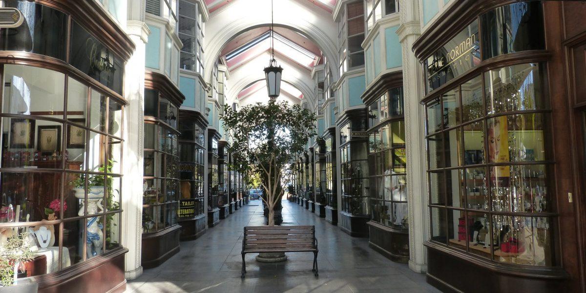 Escaparates de cristal de diferentes tiendas de joyerías y relojerías