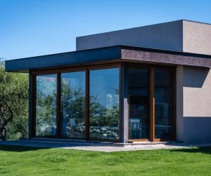 Cristales diseñados a medida en ventanas de una casa que se encuentra en un sitio rural tranquilo
