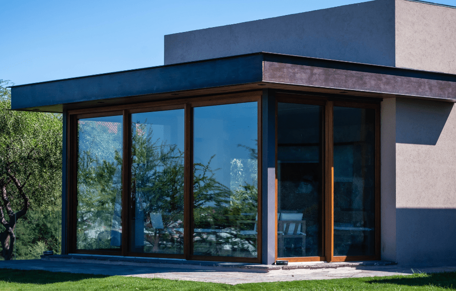 Cristales diseñados a medida en ventanas de una casa que se encuentra en un sitio rural tranquilo