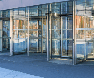Cristales recién instalados a Medida en puertas automáticas y en la fachada