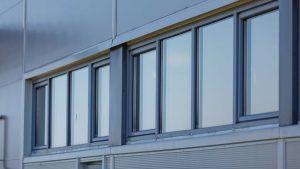 Ventanas de aluminio cerradas de una casa visto desde fuera