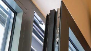 Ventana de aluminio abierta de una habitación en una casa