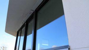 Ventana Corredera con ventana de cristal de una casa