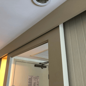 Puerta de una casa recién instalada a medida