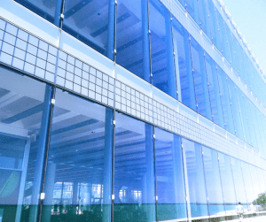 Edificio con cristales en las ventanas situado en rubí