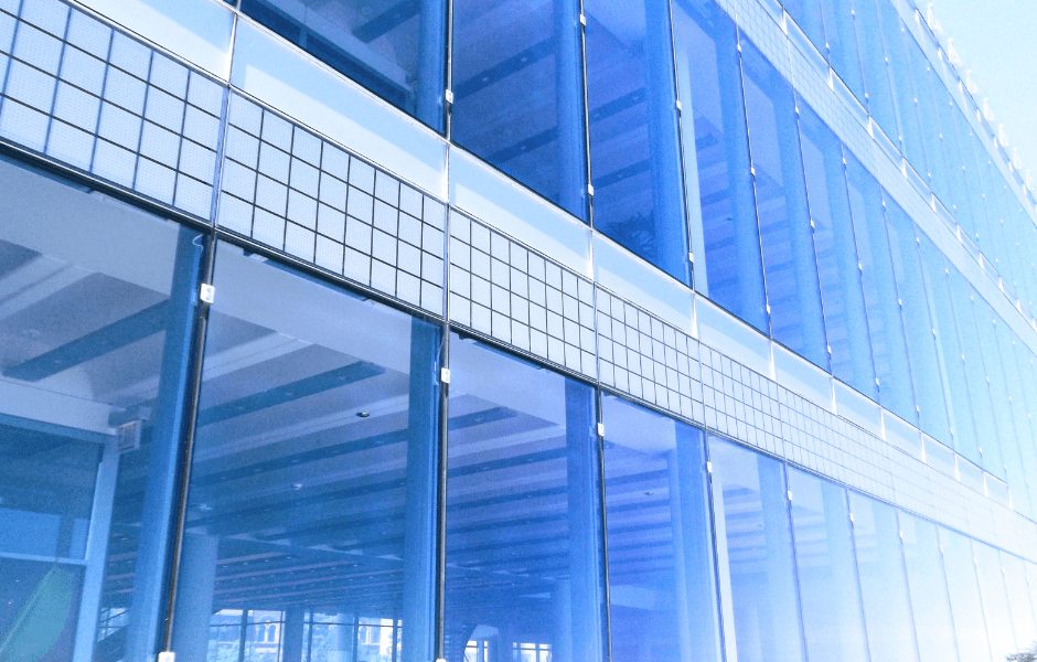 Edificio con cristales en las ventanas situado en rubí