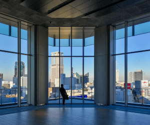 Ventanas de cristal de un edificio situado en Terrassa