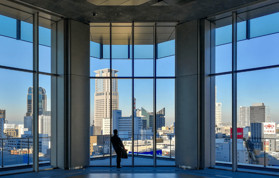 Ventanas de cristal de un edificio situado en Terrassa