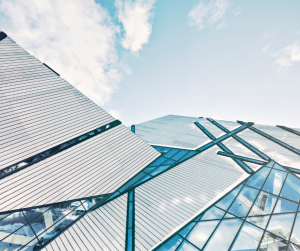 Techo de un edificio situado en Sabadell donde se puede apreciar los diferentes vitrales de cristal que hay en el techo