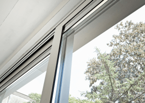 Ventanas de Aluminio de una casa donde se puede observar en la ventana un árbol nevado