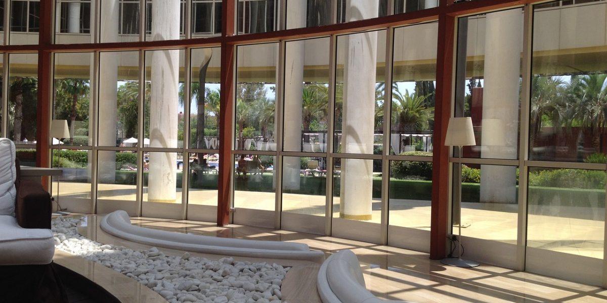 Cristales en las puertas de un edificio situado en Terrassa