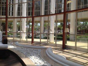 Cristales en las puertas de un edificio situado en Terrassa