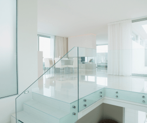 Barandilla de cristal resistente y segura de una casa