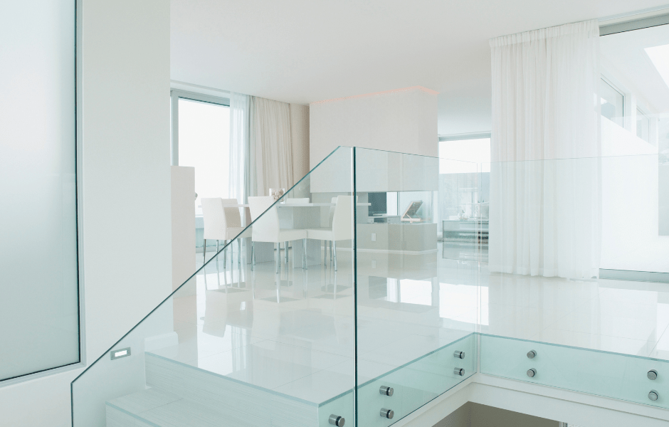 Barandilla de cristal resistente y segura de una casa