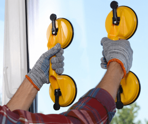 Trabajador sosteniendo elementos para enganchar en el cristal