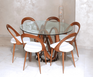 Mesa de Cristal con sillas de madera de una casa