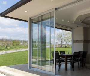 Puertas correderas de cristal de una casa situada en un entorno rural alejado del ruido