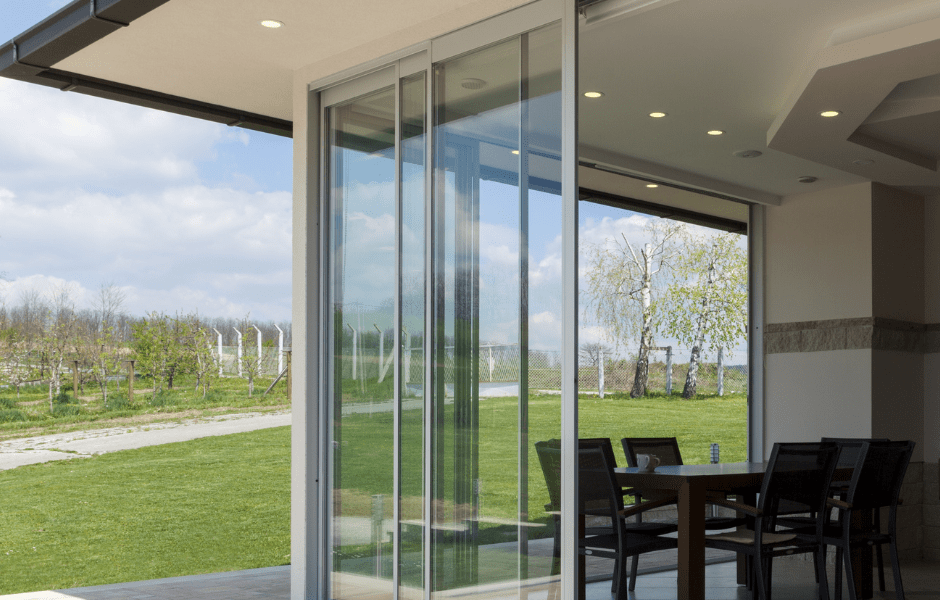 Puertas correderas de cristal de una casa situada en un entorno rural alejado del ruido