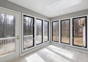 Cristales de una casa a medida recién instaladas donde se puede apreciar la luz solar y la energía que transmiten las ventanas