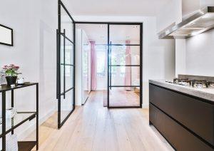 Cristales diseñados a medida en una puerta de aluminio en la cocina de una casa